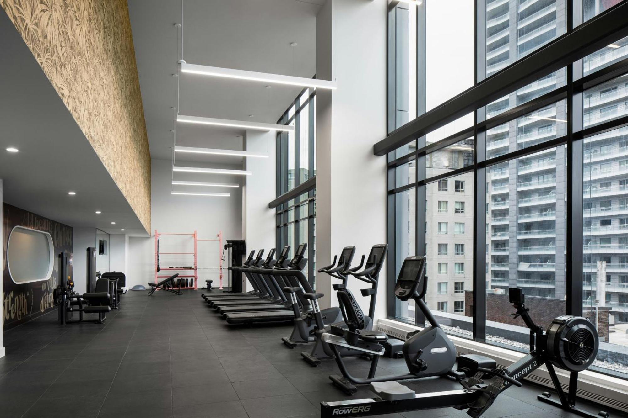 Honeyrose Hotel, Montreal, A Tribute Portfolio Hotel Zewnętrze zdjęcie The gym at The Collective Old Oak