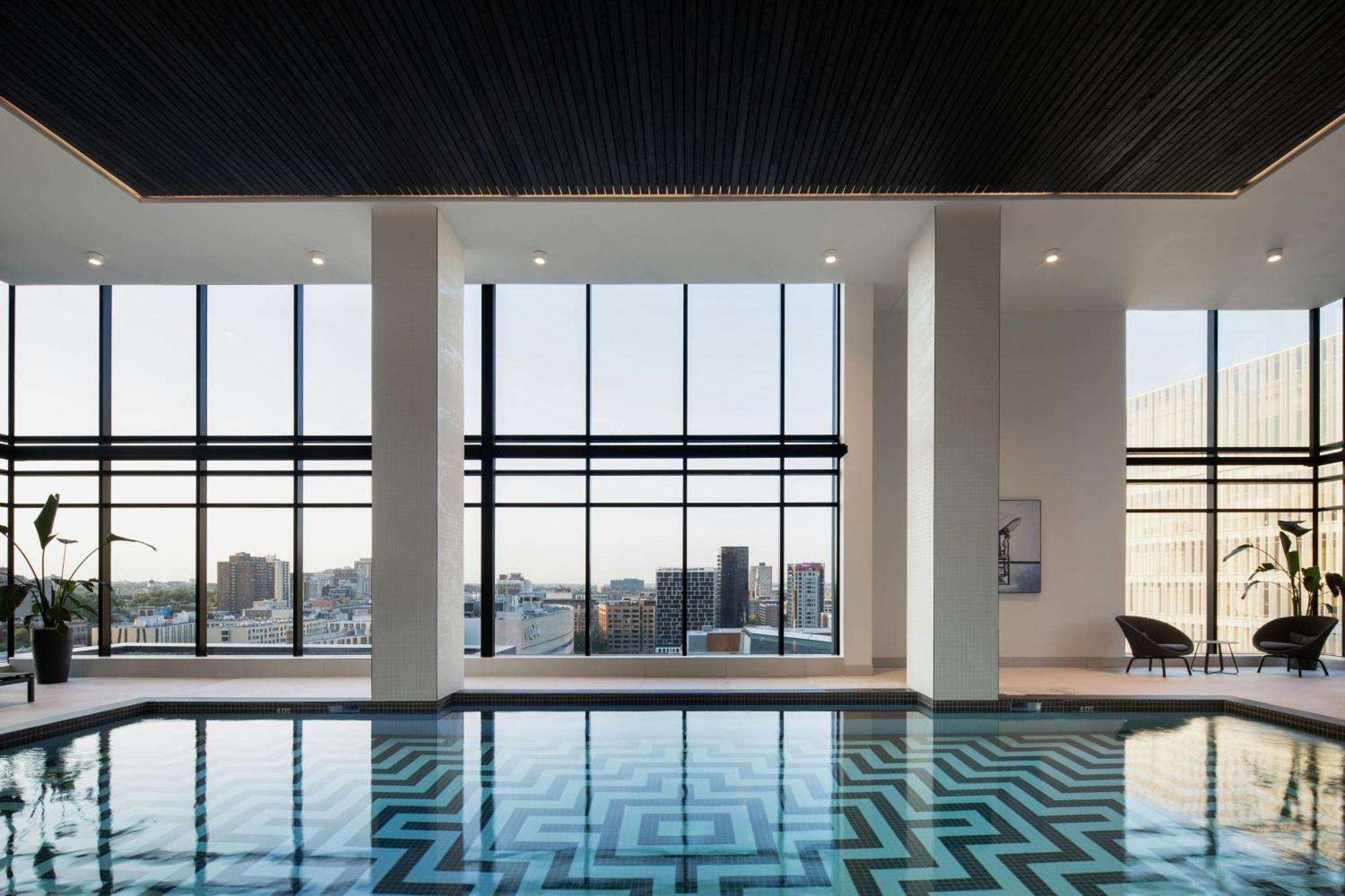 Honeyrose Hotel, Montreal, A Tribute Portfolio Hotel Zewnętrze zdjęcie The pool at the 25th floor