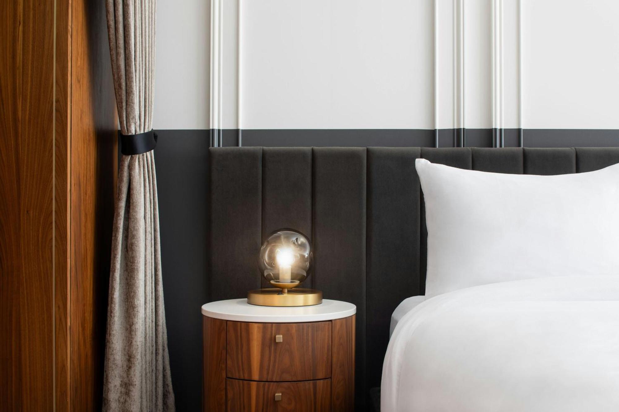 Honeyrose Hotel, Montreal, A Tribute Portfolio Hotel Zewnętrze zdjęcie A bedside table