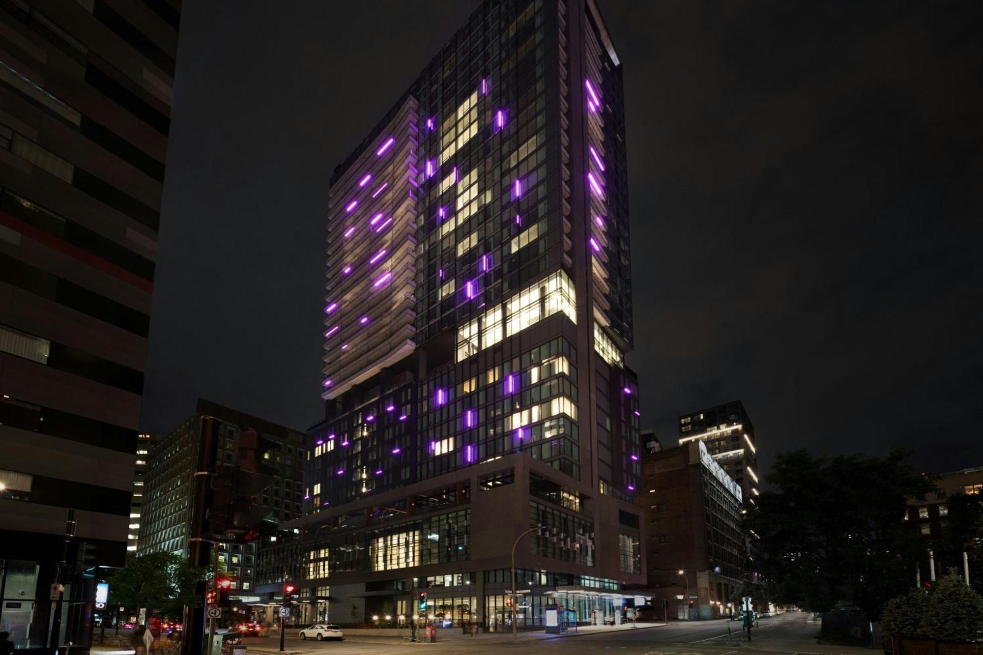 Honeyrose Hotel, Montreal, A Tribute Portfolio Hotel Zewnętrze zdjęcie The Standard East Village at night